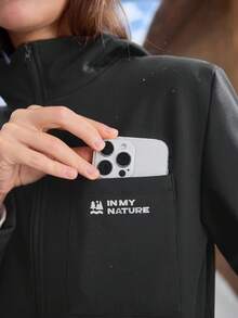 In My Nature 女士字母印花连帽防水户外休闲外套徒步上衣，女士户外服装徒步服 - 黑色 - 查看 3