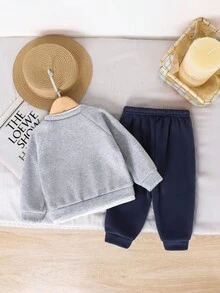 SHEIN 2 件套男婴/女婴休闲可爱图案落肩宽松圆领针织运动衫和松紧腰针织裤两件套服装，适合秋冬穿着 - 淺灰色 - 查看 2