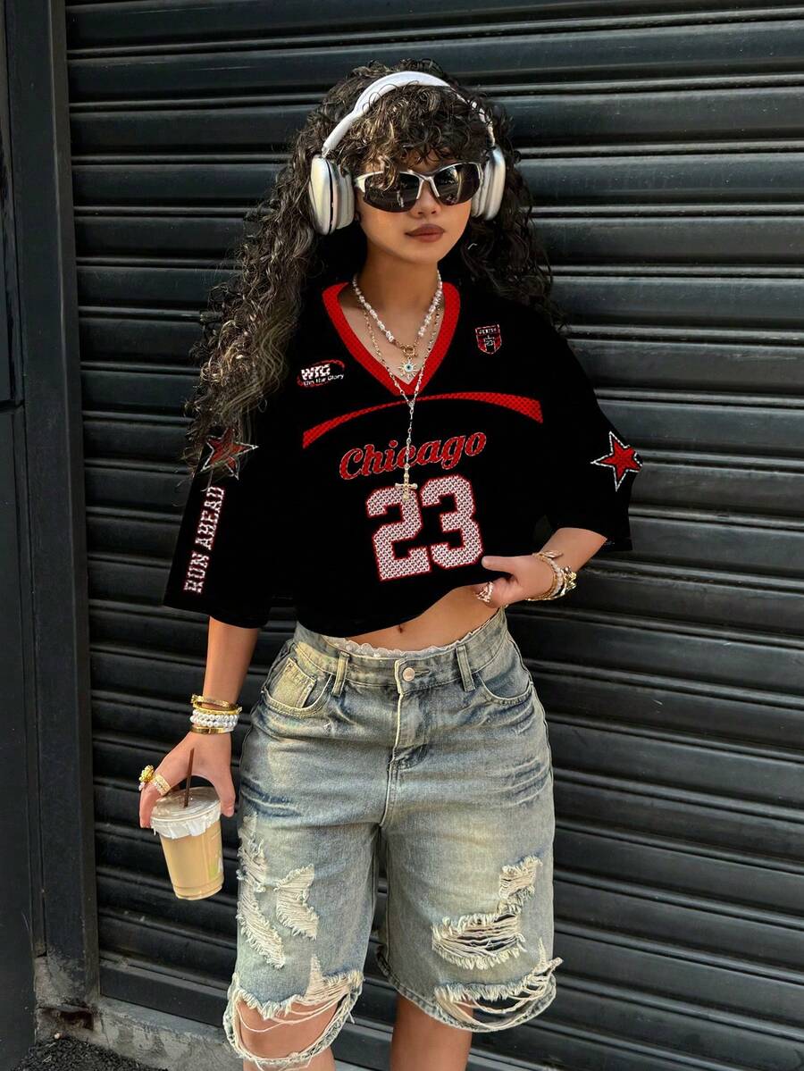 SHEIN EZwear Muchica 红黑撞色运动风格数字 23 和星星图案女式休闲 V 领宽松短款 5/8 袖网眼 T 恤，适合夏季、运动游戏和活跃 - 黑色 - 查看 1