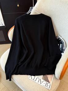 GlowEve CURVE Set elegant de cardigan și camisol tricotat, minimalist, cu broderie florală, mărime mare - Negru - Vizualizare 2