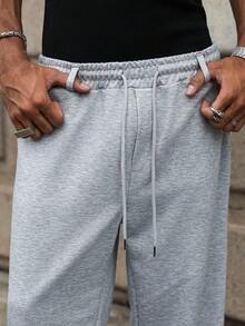 Manfinity Hypemode 年轻时尚的运动风灰色男士抽绳腰带运动裤，灰色喇叭裤，灰色慢跑裤，男士阔腿运动裤，男士专业俱乐部运动裤，男士冬季服装，送给男友的完美礼物，时尚百搭，适合街头、校园和万圣节等场合 - 灰色 - 查看 6