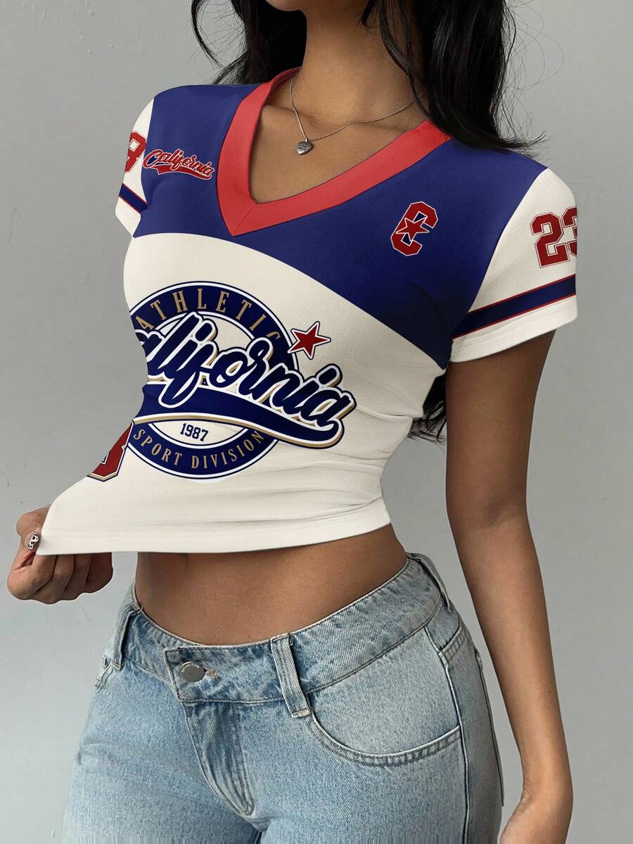 SHEIN BASICS Áo thun cổ chữ V in chữ cái và số 23 in họa tiết đua xe màu đỏ và xanh tương phản dành cho nữ, phù hợp mặc thường ngày trên phố và sân bay, thời trang Hip-Hop - Nhiều màu - Xem 1