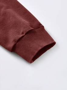 ROMWE MEN Street Life 男士休闲街头风复古水洗印花字母口袋连帽衫，长袖上衣 - 酒紅色 - 查看 4