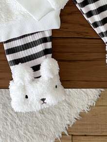 SHEIN 2 件套女婴兔子刺绣连帽衫，配有兔耳朵和白色毛绒装饰，红白条纹裤套装，时尚可爱 - 黑與白 - 查看 5