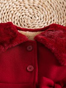 SHEIN 女宝宝纯色蓬松翻领3D蝴蝶结羊毛混纺连衣裙。领口和袖口采用蓬松面料，时尚大方；门襟纯色纽扣简约高端；腰部3D蝴蝶结可爱俏皮，A字廓形适合不同体型的宝宝。无论是玩耍还是拍照，都能让宝宝成为最吸睛的小公主。 - 紅色 - 查看 7