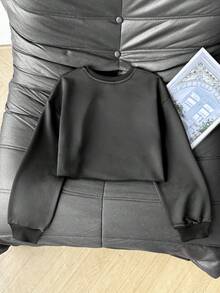 SHEIN 少女款深黑色短款卫衣，高腰长袖休闲简约纯色卫衣，适合日常休闲穿着，秋冬季黑色毛衣，黑色长袖卫衣，纯色卫衣，黑色短款卫衣，纯黑色卫衣，黑色毛衣，黑色服装搭配，长袖卫衣（无图片） - 黑色 - 查看 2