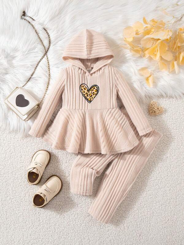 SHEIN 2-Pack Cute Baby Girl Casual And Simple With Cute Leopard Print Heart Pattern Knitted Stretch Anti-Grab Material Solid Color Long-Sleeved Hooded T-Shirt And Trousers Set Suitable For Birthday Parties, Evening Parties, Performances, Weddings, Baptisms, Opening Ceremonies, Suitable For Daily Use, Suitable For Travel, Suitable For Autumn And Winter Baby Girl Outfits Baby Girl Clothes Spring Fall Baby Girls Sets Winter Baby Girl Clothes Cheetah Print Gemütliche Herbst- & Winterstile Styles Confortab