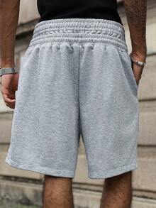 Manfinity EMRG 年轻、街头风格双腰带印花织带加大码男式短裤 - 灰色 - 查看 2