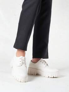 Zapato de mujer, piso estilo Oxford, con agujetas, estilo chunky, ideales para trabajo, escuela o eventos casuales. - Blanco - Ver 2