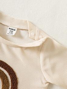 SHEIN Neugeborenen Aprikose Waffel Rundhals Jumpsuit mit gesticktem Regenbogenmuster, Set mit passender Tasche, Mütze, Kapuze und Handschuhen, 5-teiliges Geschenkset, geeignet für Jungen und Mädchen, Lässig Stil