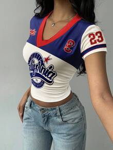 SHEIN BASICS Áo thun cổ chữ V in chữ cái và số 23 in họa tiết đua xe màu đỏ và xanh tương phản dành cho nữ, phù hợp mặc thường ngày trên phố và sân bay, thời trang Hip-Hop - Nhiều màu - Xem 4