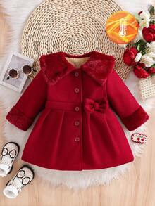 SHEIN 女宝宝纯色蓬松翻领3D蝴蝶结羊毛混纺连衣裙。领口和袖口采用蓬松面料，时尚大方；门襟纯色纽扣简约高端；腰部3D蝴蝶结可爱俏皮，A字廓形适合不同体型的宝宝。无论是玩耍还是拍照，都能让宝宝成为最吸睛的小公主。 - 紅色 - 查看 5