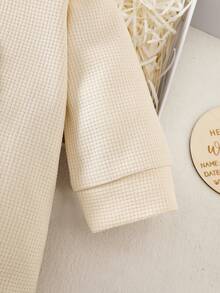 SHEIN Neugeborenen Aprikose Waffel Rundhals Jumpsuit mit gesticktem Regenbogenmuster, Set mit passender Tasche, Mütze, Kapuze und Handschuhen, 5-teiliges Geschenkset, geeignet für Jungen und Mädchen, Lässig Stil