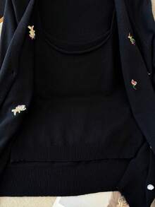 GlowEve CURVE Set elegant de cardigan și camisol tricotat, minimalist, cu broderie florală, mărime mare - Negru - Vizualizare 5