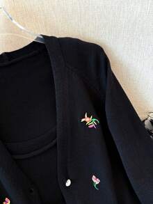 GlowEve CURVE Set elegant de cardigan și camisol tricotat, minimalist, cu broderie florală, mărime mare - Negru - Vizualizare 3