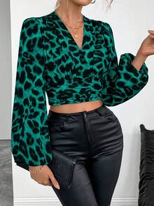 SHEIN LUNE Blusa casual de mujer con cuello en V, estampado de leopardo elegante y manga corta/larga - Verde - Ver 1