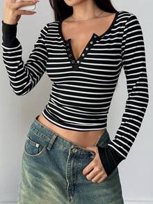 SHEIN PETITE 黑白条纹圆领部分纽扣长袖修身 T 恤，适合娇小女性，秋冬季，简约，百搭设计，适合通勤、办公室、教师、休闲、约会、复古、家居 - 黑與白 - 查看 1