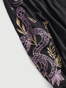 ROMWE Goth Conjunto de 2 piezas de talla grande para mujer, con estampado de piel de serpiente y bordado floral, que incluye camiseta de tirantes + parte superior exterior - Negro - Ver 4
