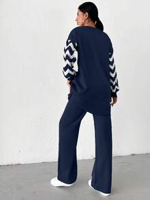 EURMUSE Bộ 2 món áo len dệt kim dáng rộng màu tương phản họa tiết ziczac thả vai và quần dệt kim ống đứng cho nữ - Màu xanh hải quân - Xem 2