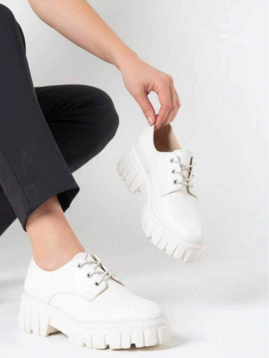 Zapato de mujer, piso estilo Oxford, con agujetas, estilo chunky, ideales para trabajo, escuela o eventos casuales. - Blanco - Ver 1