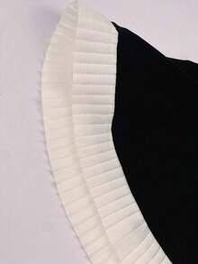 SHEIN PETITE Vestido mini de mujer de terciopelo negro con parches, con volantes plisados blancos y contraste de color en la cintura, vestido elegante y sexy para fiestas, vacaciones, Navidad y Halloween - Blanco y Negro - Ver 8