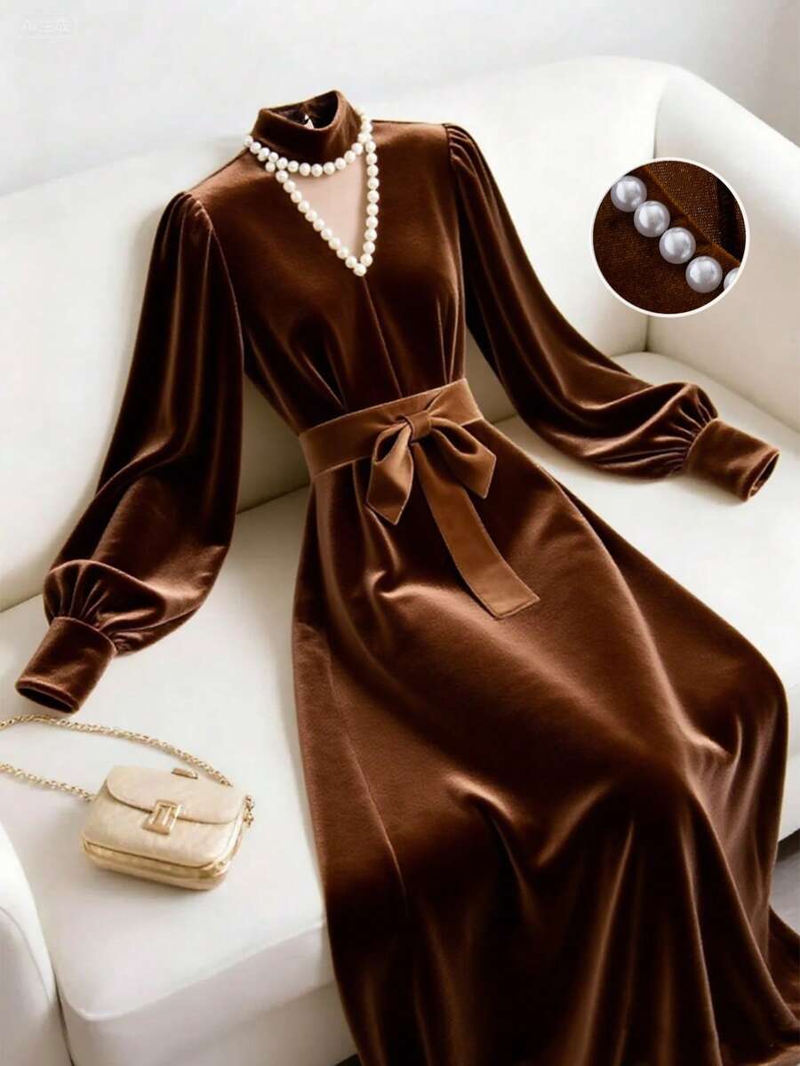 GlowEve Đầm dài tay màu nâu công sở dáng chữ A xếp ly nhung eo cho nữ, trang trí ngọc trai, vừa vặn, thanh lịch, thời trang đi làm hàng ngày, phong cách Pháp, cổ điển, đa năng, tiệc Giáng sinh, năm mới, ngày lễ, công sở, mùa thu/đông - màu nâu - Xem 1