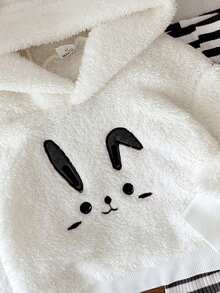 SHEIN 2 件套女婴兔子刺绣连帽衫，配有兔耳朵和白色毛绒装饰，红白条纹裤套装，时尚可爱 - 黑與白 - 查看 3