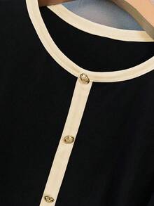 GlowEve CURVE 大码女式优雅休闲荷叶边撞色长袖 T 恤，圆领喇叭袖，纽扣装饰，简约剪裁设计上衣 - 杏色 - 查看 5