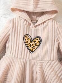 SHEIN 2-Pack Cute Baby Girl Casual And Simple With Cute Leopard Print Heart Pattern Knitted Stretch Anti-Grab Material Solid Color Long-Sleeved Hooded T-Shirt And Trousers Set Suitable For Birthday Parties, Evening Parties, Performances, Weddings, Baptisms, Opening Ceremonies, Suitable For Daily Use, Suitable For Travel, Suitable For Autumn And Winter Baby Girl Outfits Baby Girl Clothes Spring Fall Baby Girls Sets Winter Baby Girl Clothes Cheetah Print Gemütliche Herbst- & Winterstile Styles Confortab