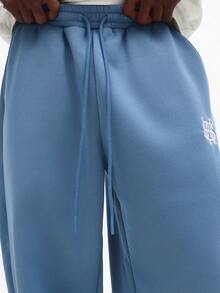 Quần nỉ ống đứng dáng rộng SUMWON với dây rút ở eo và túi bên hông, mang lại sự thoải mái thường ngày. Màu trơn. - Màu xanh lam - Xem 5