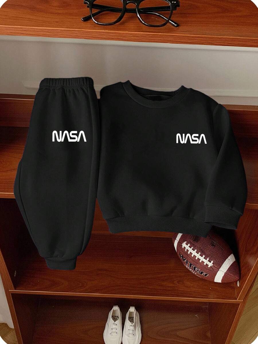 SHEIN 2件套男/女婴休闲运动灰色字母印花长袖卫衣裤套装，秋冬男婴套装，男婴运动裤套装，圣诞节 - 黑色 - 查看 1