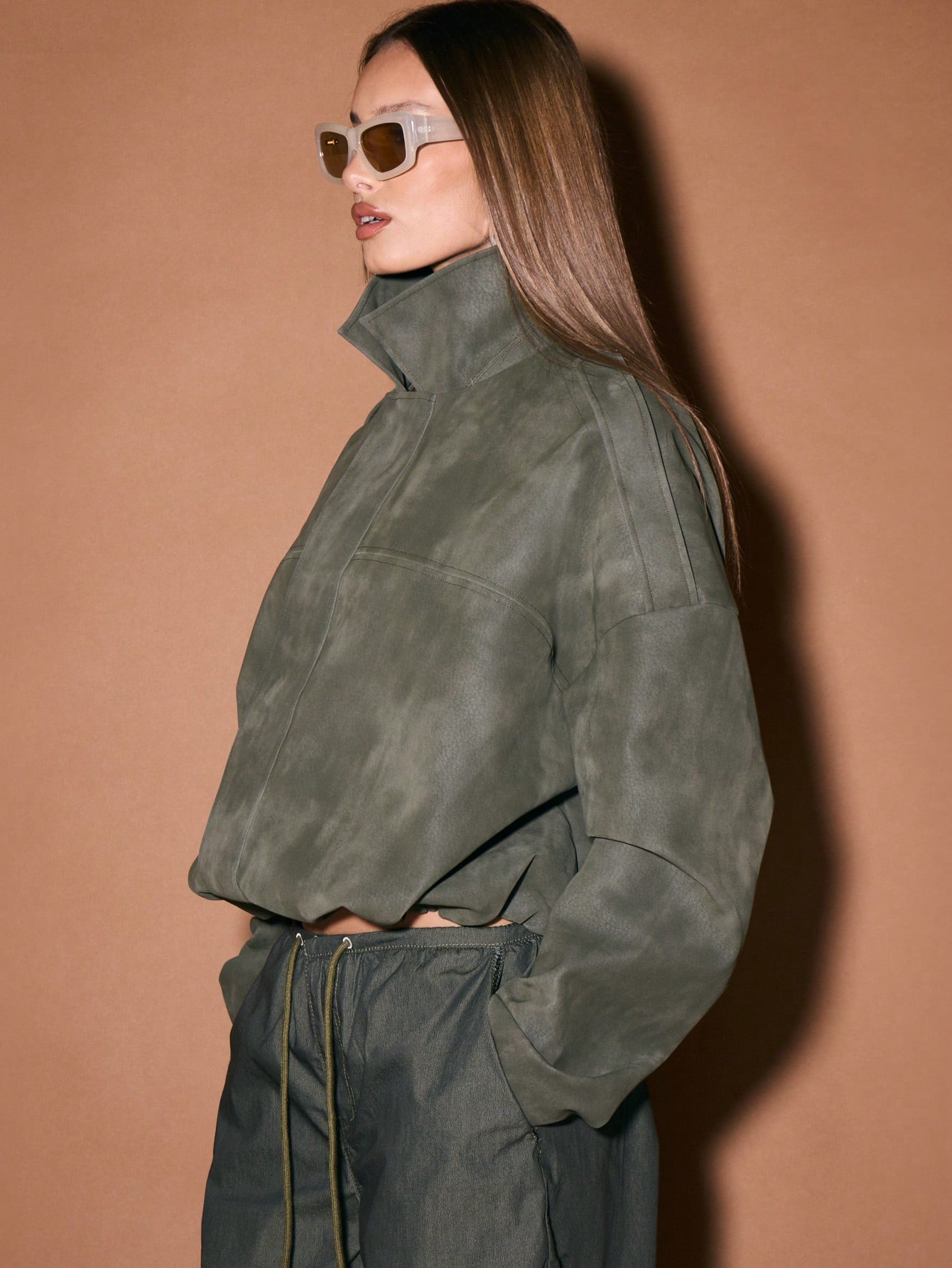 KIZN Casaco utilitário oversized de camurça cáqui com gola alta