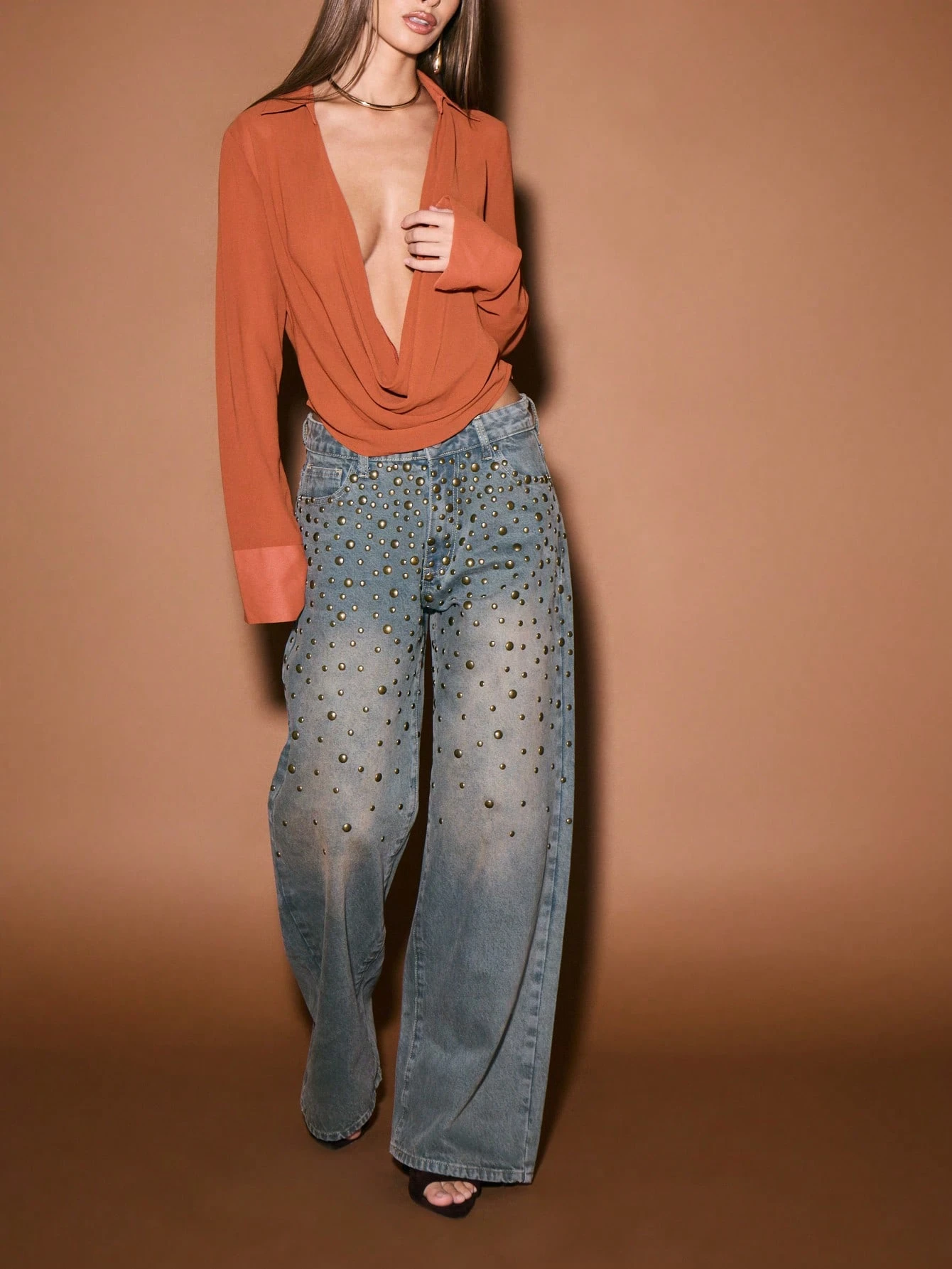 KIZN Calça Denim larga com tachas e ilhós de metal