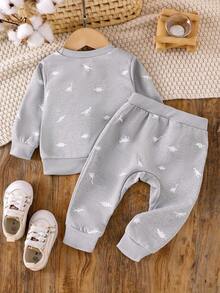 SHEIN Vintaside Kids 幼儿男童两件套灰色恐龙印花圆领长袖运动衫和裤子，秋冬休闲装 - 灰色 - 查看 2