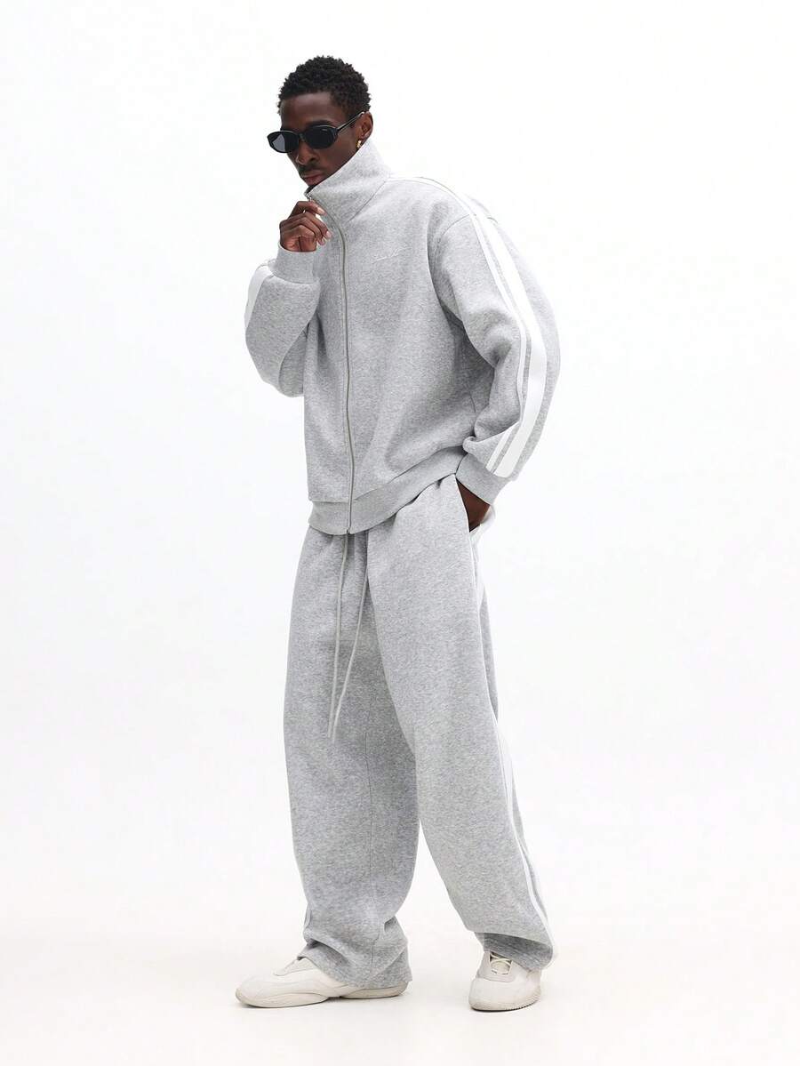 SUMWON 常规款男士全拉链运动夹克和配套直筒运动裤套装，带侧边带细节 - 灰色 - 查看 1