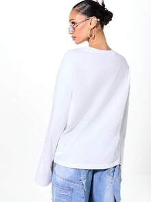 SUMWON WOMEN 超大长袖学院风图案T恤，带有品牌标语和袖子细节 - 白色 - 查看 2