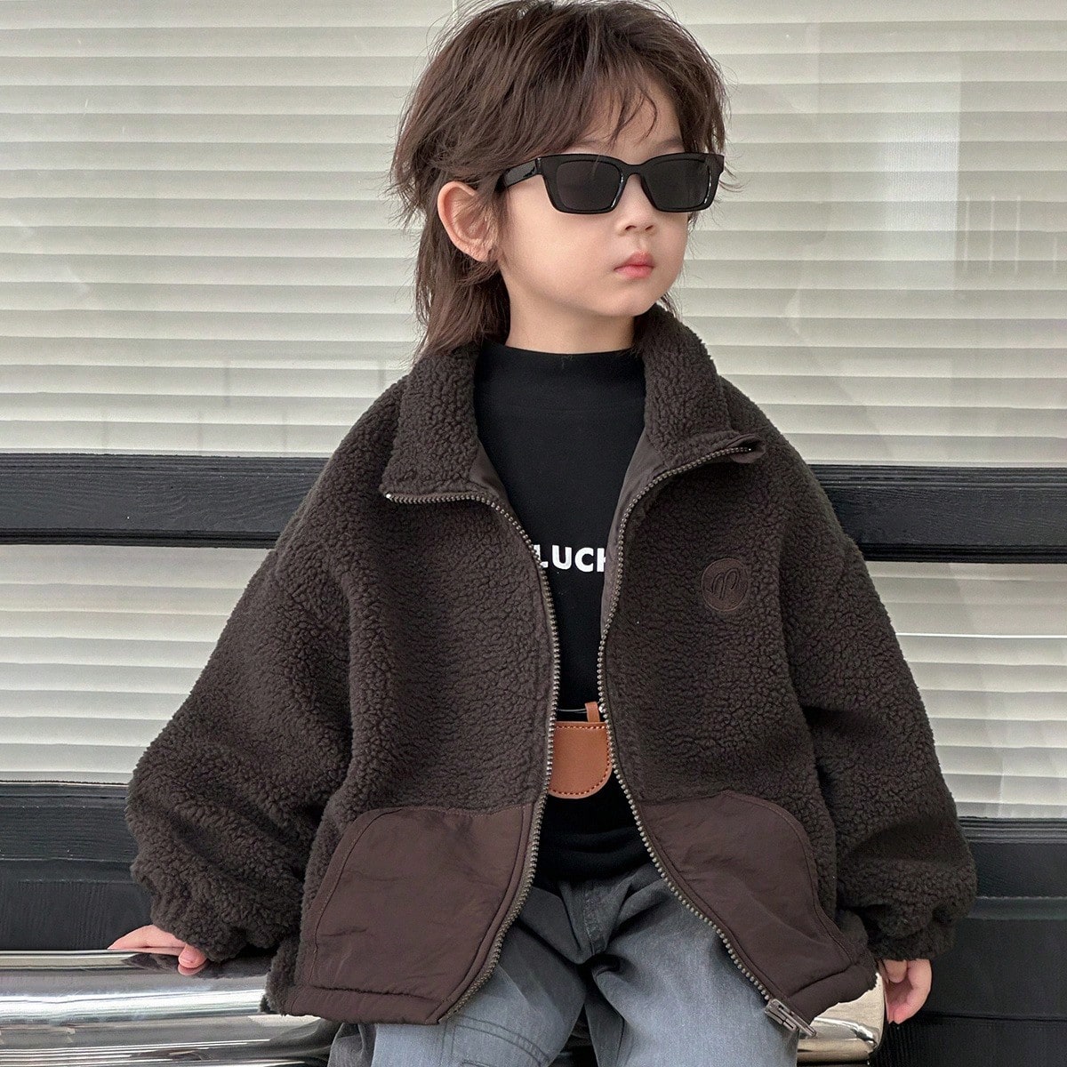Chaqueta de sherpa con cremallera, de manga larga y hombros caídos, con diseño bordado para niño en otoño/invierno