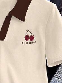 Camiseta casual de mujer con cuello polo, manga corta y estampado de letras y cerezas en contraste de color