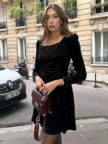 SHEIN PariChic 女式优雅天鹅绒圆领收腰短款连衣裙，秋季 - 黑色 - 查看 1