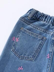 SHEIN 年轻女孩牛仔裤，秋冬新款时尚可爱街头风格蝴蝶结刺绣宽松直筒牛仔裤 - 中等水洗藍 - 查看 7