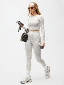 SHEIN Sports Set sportivo da donna composto da top corto e leggings senza cuciture con stampa tie-dye, set di abbigliamento attivo senza cuciture da donna, set da 2 pezzi - Bianco - Visualizzare 3
