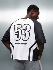 PLAYBOY X SUMWON Camiseta de jersey de cuello en V, ajuste boxy, manga corta, con gráficos y logotipo impreso del club de carreras - Blanco y Negro - Ver 2