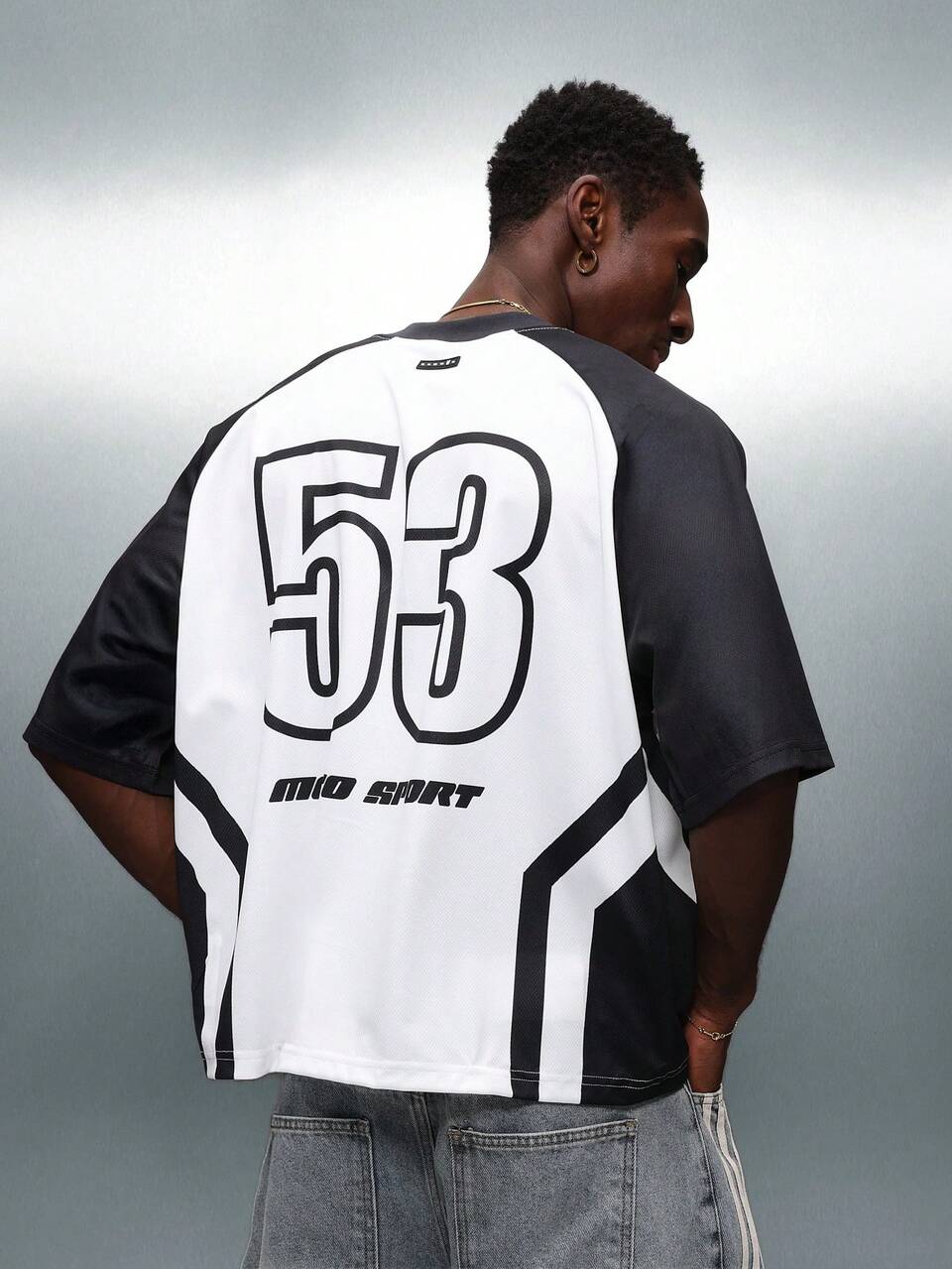 PLAYBOY X SUMWON Camiseta Boxy Fit com decote em V e estampa de corrida