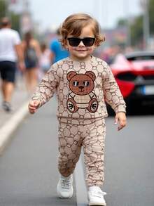 SHEIN 2 件套幼儿男童时尚可爱几何花卉图案太阳镜熊图案印花休闲圆领运动衫和运动裤套装，秋季服装 - 彩色 - 查看 3