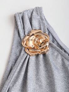 Sweetra طقم موضة صيفي للنساء يتكون من ملابس علوية كتف مطوية مزينة بزهور معدنية وتنورة متوسطة الطول مزينة بكشكشة الذيل - رمادي فاتح - مشاهدة 6