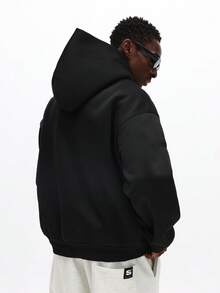 SUMWON 常规款套头连帽衫，撞色拼接设计，中央口袋，打造休闲街头风。 - 黑色 - 查看 2