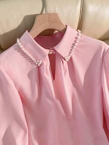 Franclia Damenbluse in einfarbigem Rosa mit Perlenverzierung am Kragen – ein elegantes, vielseitig kombinierbares Langarmshirt für Damen, perfekt für Alltag, Freizeit, Verabredungen, Partys und Treffen. - Pink - Übersicht 5