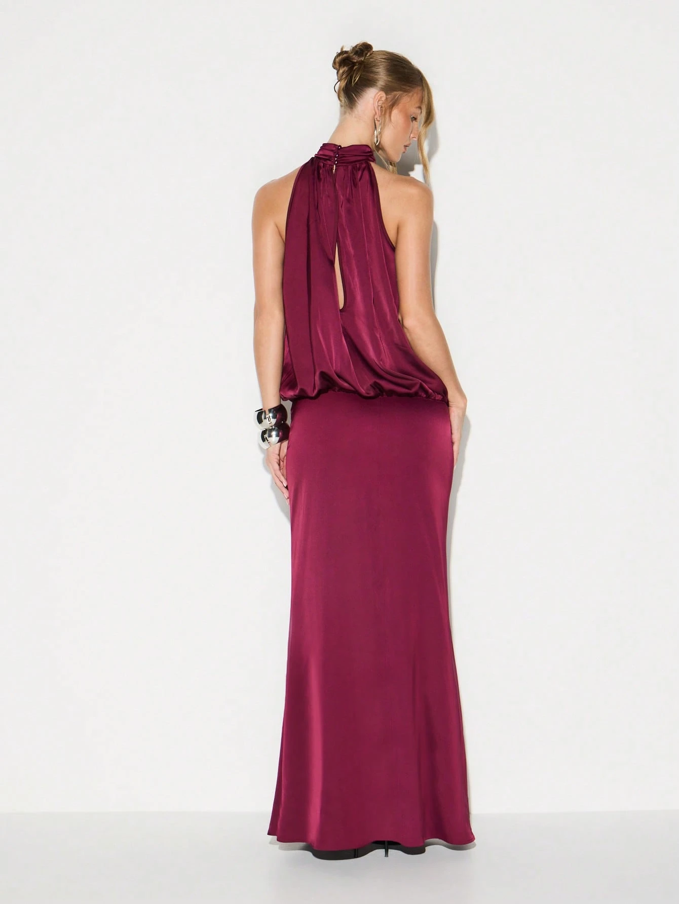KIZN Abito maxi in raso con collo all'americana
