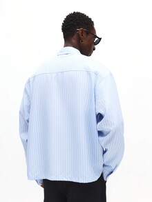 Bộ áo sơ mi công sở dài tay dáng rộng kẻ sọc dọc SUMWON kèm cà vạt cùng màu, thích hợp cho trang phục công sở chuyên nghiệp. - Xanh và trắng - Xem 2