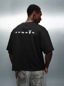 PLAYBOY X SUMWON 宽松版型绒面革 T 恤，背部有大印花，休闲街头风格短袖圆领上衣 - 黑色 - 查看 2